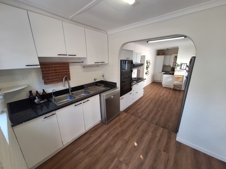 4 Bedroom Property for Sale in Wavecrest Eastern Cape